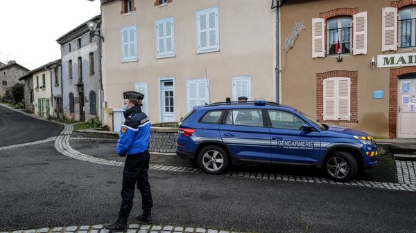 Une femme gendarme devant la mairie de Saint-Just - Sputnik Afrique