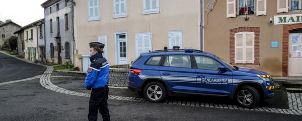 Une femme gendarme devant la mairie de Saint-Just - Sputnik Afrique