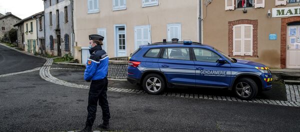 Une femme gendarme devant la mairie de Saint-Just Une femme gendarme devant la mairie de Saint-Just - Sputnik Afrique