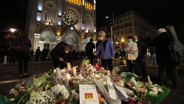 Des personnes allument des bougies en hommage aux victimes de l'attaque à la basilique Notre-Dame-de-l'Assomption de Nice  - Sputnik Afrique