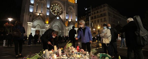 Des personnes allument des bougies en hommage aux victimes de l'attaque à la basilique Notre-Dame-de-l'Assomption de Nice Des personnes allument des bougies en hommage aux victimes de l'attaque à la basilique Notre-Dame-de-l'Assomption de Nice - Sputnik Afrique