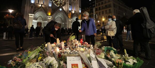 Des personnes allument des bougies en hommage aux victimes de l'attaque à la basilique Notre-Dame-de-l'Assomption de Nice  - Sputnik Afrique