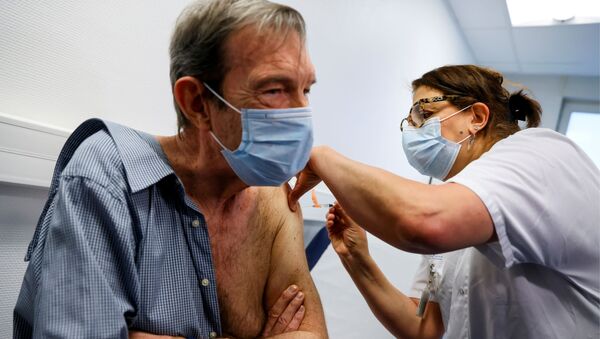 Le cardiologue Jean-Jacques Monsuez, premier soignant vacciné en France contre le nouveau coronavirus - Sputnik Afrique