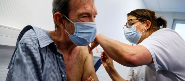 Le cardiologue Jean-Jacques Monsuez, premier soignant vacciné en France contre le nouveau coronavirus Le cardiologue Jean-Jacques Monsuez, premier soignant vacciné en France contre le nouveau coronavirus - Sputnik Afrique
