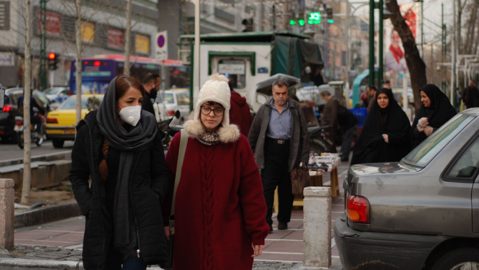 Des habitants de Téhéran marchent dans une rue centrale en portant des masques médicaux. Les autorités iraniennes ont annoncé pour la première fois l'infection par le coronavirus le 19 février. L'infection a commencé dans la ville de Qom, un lieu de pèlerinage pour les musulmans chiites. - Sputnik Afrique, 1920, 10.06.2021