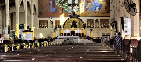 L'église catholique Saint-Augustin-d'Amoutievé vide ce samedi 26 décembre 2020 du fait de la décision du gouvernement de ne célébrer que le dimanche à cause de Covid-19.  - Sputnik Afrique