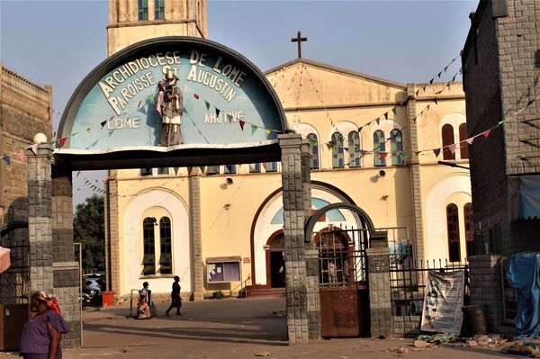 Covid-19 au Togo: pasteurs et barmans exaspérés par les restrictions de fin d’année - Sputnik Afrique