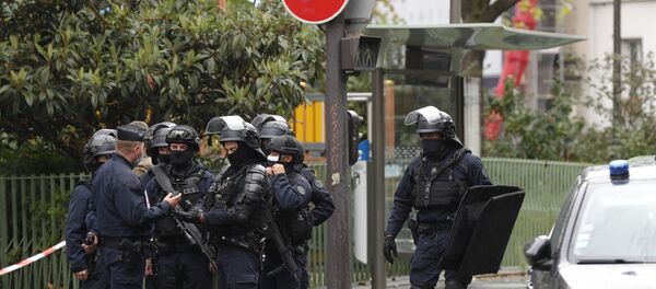 La police sur les lieux de l'attaque au couteau perpétrée non loin des anciens locaux de Charlie Hebdo à Paris, 25 septembre 2020 - Sputnik Afrique