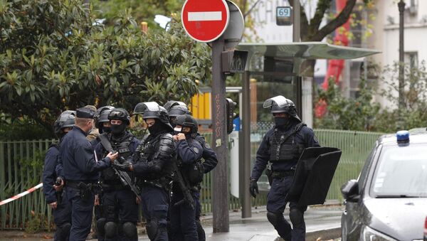 La police sur les lieux de l'attaque au couteau perpétrée non loin des anciens locaux de Charlie Hebdo à Paris, 25 septembre 2020 - Sputnik Afrique