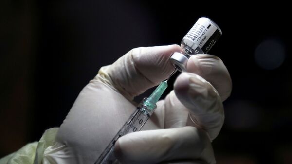 Un médecin se prépare à administrer une dose du vaccin de Pfizer/BioNTech (archive photo) - Sputnik Afrique