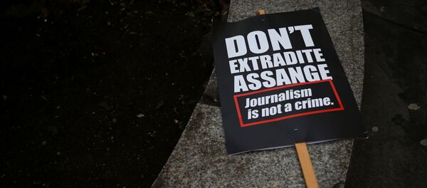 Une pancarte appelant à interdire l'extradition de Julian Assange vers les Etats-Unis (archive photo) - Sputnik Afrique