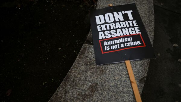 Une pancarte appelant à interdire l'extradition de Julian Assange vers les Etats-Unis (archive photo) - Sputnik Afrique