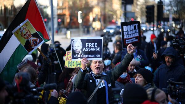Des manifestants réclamant la libération de Julian Assange devant le tribunal d'instance de Westminster, le 6 janvier - Sputnik Afrique