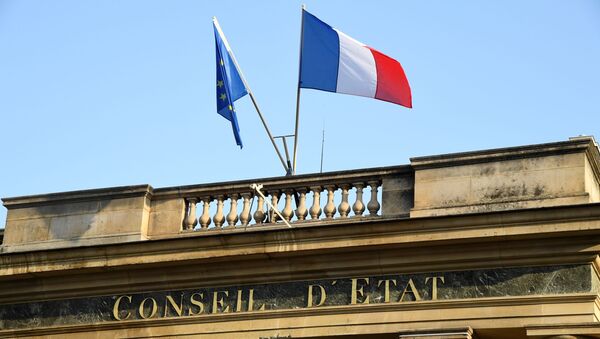  Une photo prise le 18 octobre 2018 sur la place du Palais Royal à Paris montre une vue de l'entrée du Conseil d'État français. - Sputnik Afrique