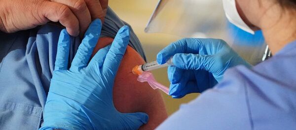 Le vaccin de Moderna administré à un patient à New York - Sputnik Afrique