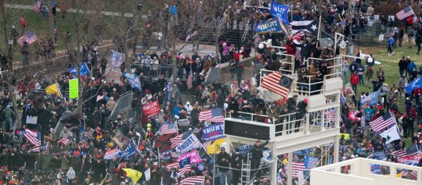 Supporters of US President Donald Trump take over stands set up for the presidential inauguration as they protest at the US Capitol in Washington, DC, January 6, 2021.  - Sputnik Afrique