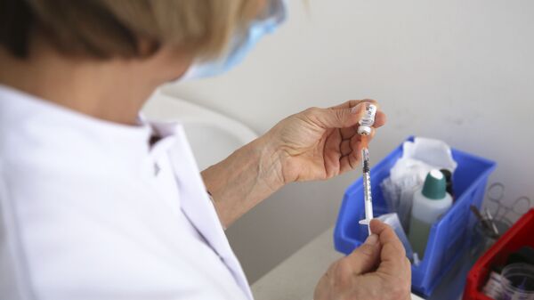 Une infirmière prépare une seringue avec une dose du vaccin de Pfizer-BioNTech à Ajaccio - Sputnik Afrique