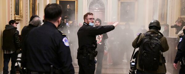 Des manifestants soutenant le Président sortant Donald Trump ont fait irruption dans le Capitole, le 6 janvier 2021 Des manifestants soutenant le Président sortant Donald Trump ont fait irruption dans le Capitole, le 6 janvier 2021 - Sputnik Afrique