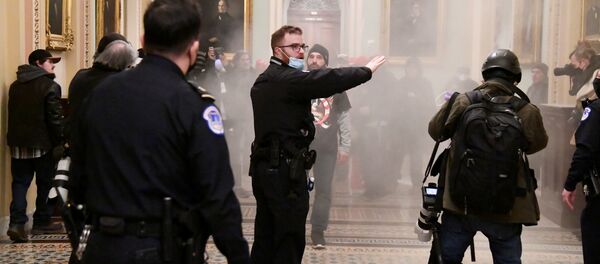 Des manifestants soutenant le Président sortant Donald Trump ont fait irruption dans le Capitole, le 6 janvier 2021 - Sputnik Afrique