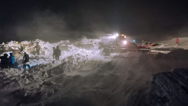 Des secouristes mènent une opération de recherche et de sauvetage suite à une avalanche qui a frappé une station de ski près de Norilsk en Sibérie - Sputnik Afrique