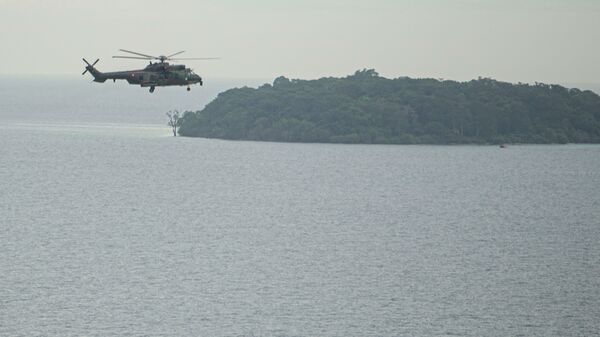 Un hélicoptère impliqué dans les recherches du Boeing 737 de Sriwijaya Air qui s'est écrasé au large de l'Indonésie le 9 janvier  - Sputnik Afrique