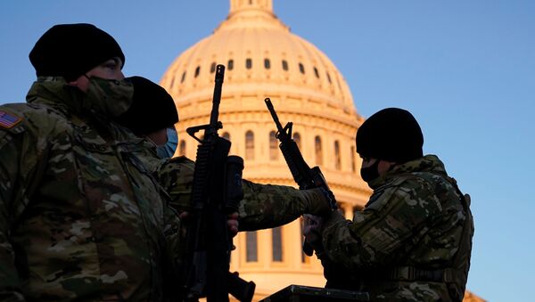 Des agents de la Garde nationale venus protéger le vote sur l'impeachment de Donald Trump au Capitole, le 13 janvier - Sputnik Afrique
