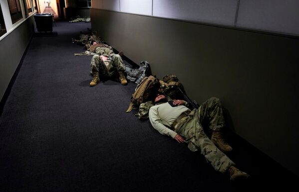 États-Unis: des centaines de gardes nationaux armés dans les couloirs du Congrès

 - Sputnik Afrique