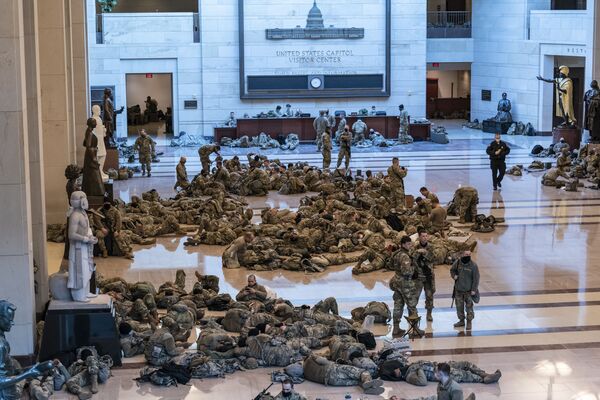 États-Unis: des centaines de gardes nationaux armés dans les couloirs du Congrès

 - Sputnik Afrique