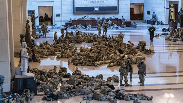 Des gardes nationaux US dans le Capitole à Washington - Sputnik Afrique