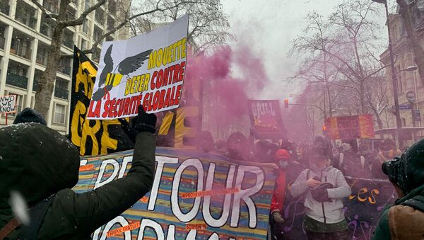 Des manifestants contre la loi Sécurité globale se rassemblent à Paris, 16 janvier 2021 - Sputnik Afrique