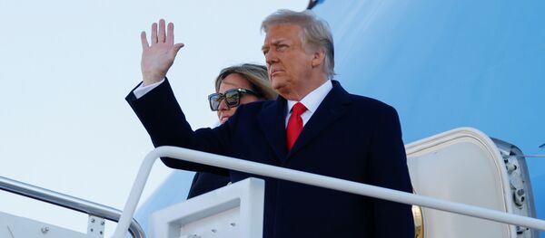 U.S. President Donald Trump, accompanied by first lady Melania Trump, waves as he boards Air Force One at Joint Base Andrews, Maryland, U.S., January 20, 2021. REUTERS/Carlos Barria - Sputnik Afrique