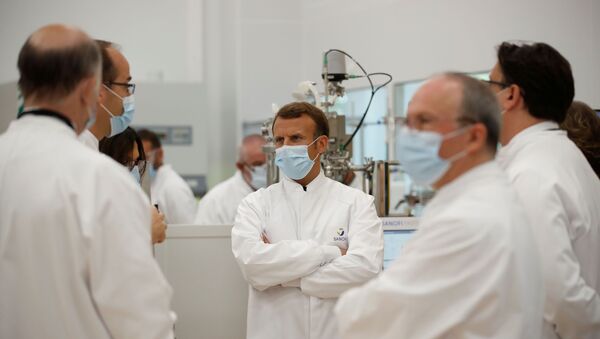 Emmanuel Macron en visite sur site industriel de développement du vaccin du laboratoire Sanofi, à Marcy-l'Etoile, le 14 juin 2020 - Sputnik Afrique