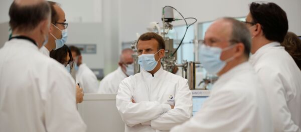 Emmanuel Macron en visite sur site industriel de développement du vaccin du laboratoire Sanofi, à Marcy-l'Etoile, le 14 juin 2020 - Sputnik Afrique