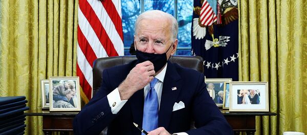 U.S. President Joe Biden signs executive orders in the Oval Office of the White House in Washington, after his inauguration as the 46th President of the United States, U.S., January 20, 2021. REUTERS/Tom Brenner - Sputnik Afrique