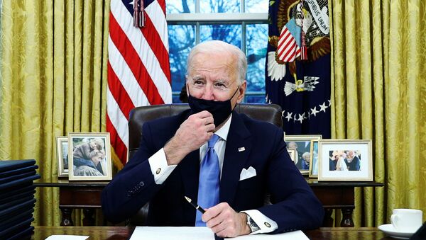 U.S. President Joe Biden signs executive orders in the Oval Office of the White House in Washington, after his inauguration as the 46th President of the United States, U.S., January 20, 2021. REUTERS/Tom Brenner - Sputnik Afrique
