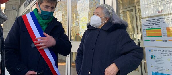 Tran To Nga (à droite), ancienne journaliste et militante franco-vietnamienne, lors du procès contre dix-neuf firmes chimiques ayant produit ou commercialisé l'Agent Orange, Evry, le 25 janvier 2021 - Sputnik Afrique