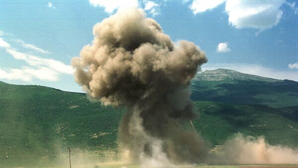 De la fumée d'élève après un bombardement de l'Otan lors de la guerre du Kosovo en 1999 - Sputnik Afrique