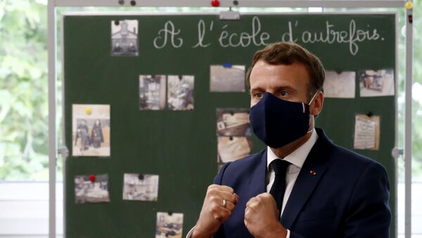 Emmanuel Macron en visite à l'école Pierre Ronsard de Poissy, le 5 mai 2020 - Sputnik Afrique