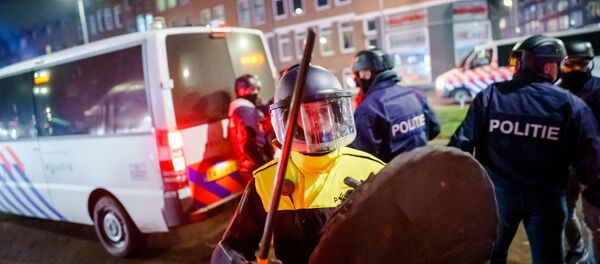 Deuxième nuit d'émeutes aux Pays-Bas après l'imposition d'un couvre-feu - Sputnik Afrique