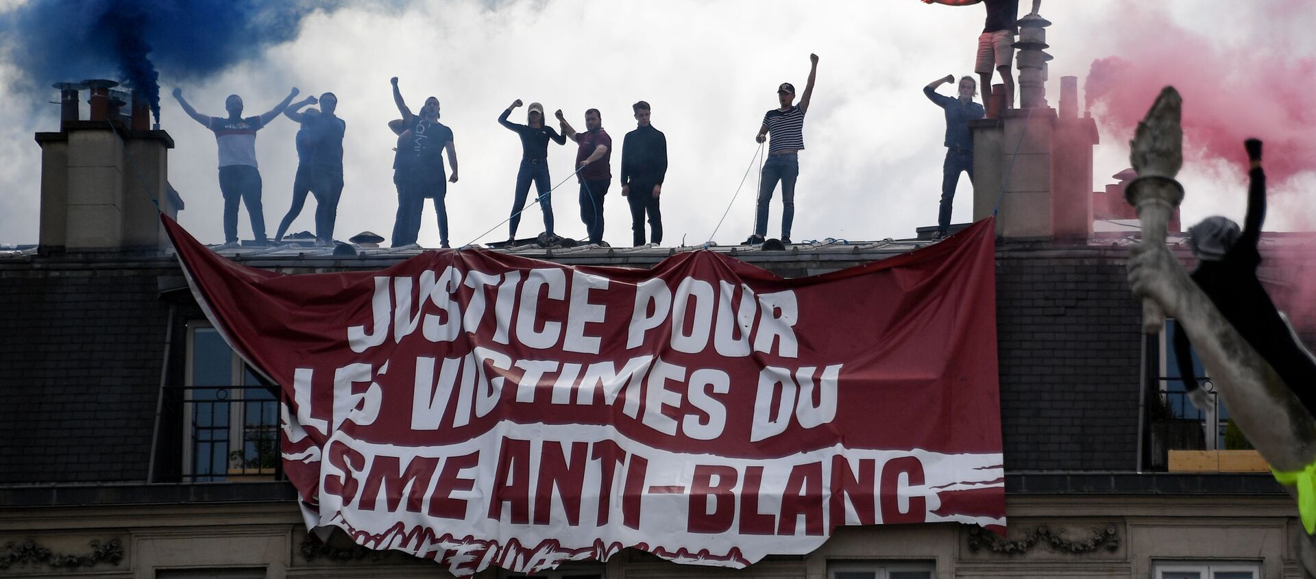 Des membres de Génération identitaire déploient une banderole pendant une manifestation du Comité Adama Traoré, place de la République à Paris, le 13 juin 2020 - Sputnik Afrique, 1920, 27.01.2021