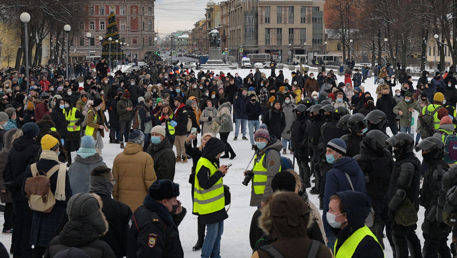 Manifestation non-autorisée en soutien à Navalny à Saint-Pétersbourg, le 31 janvier - Sputnik Afrique, 1920, 01.02.2021