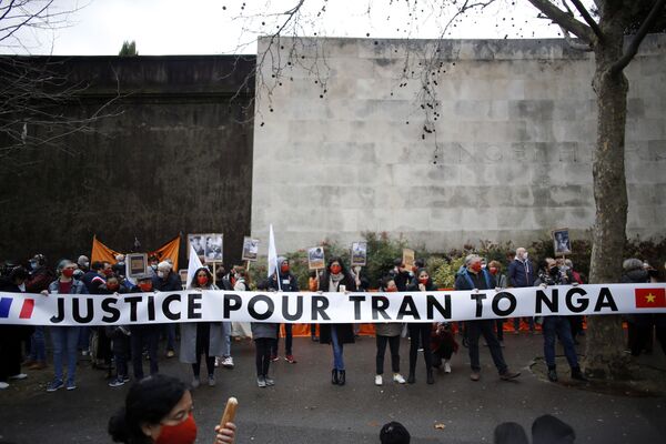 Rassemblement à Paris en soutien aux victimes de l'utilisation de l'agent orange au Vietnam
 - Sputnik Afrique