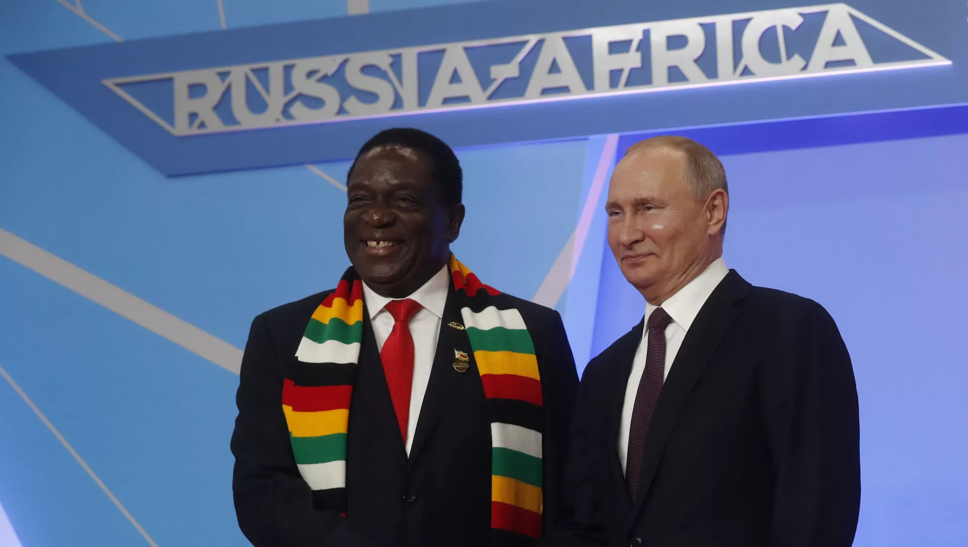  Le président russe Vladimir Poutine salue le président zimbabwéen Emmerson Mnangagwa lors de la cérémonie d'accueil officielle - Sputnik Afrique, 1920, 02.02.2021