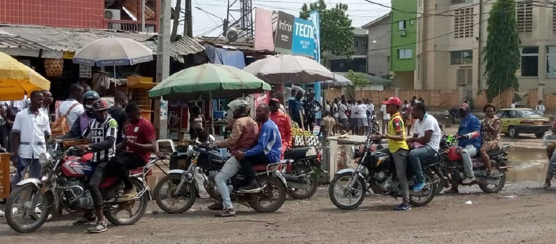 Des chauffeurs de mototaxi et des passagers non masqués dans un carrefour de Douala. - Sputnik Afrique, 1920, 02.02.2021