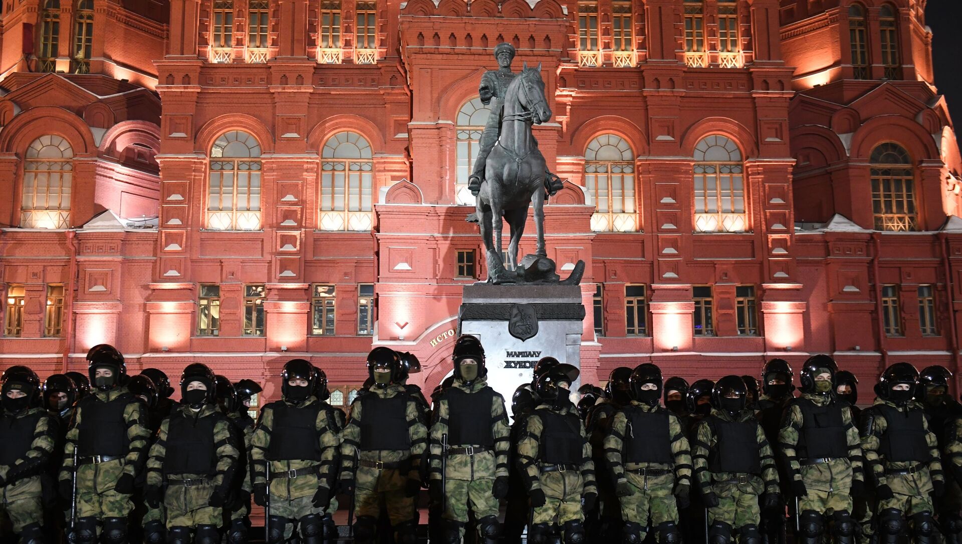 Les forces de l'ordre lors d'une manifestation non-autorisée en soutien à Navalny à Moscou, le 2 février - Sputnik Afrique, 1920, 04.02.2021