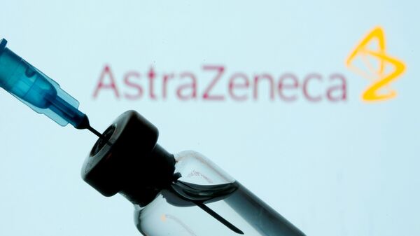 Un seringue sur fond de logo d'AstraZeneca - Sputnik Afrique