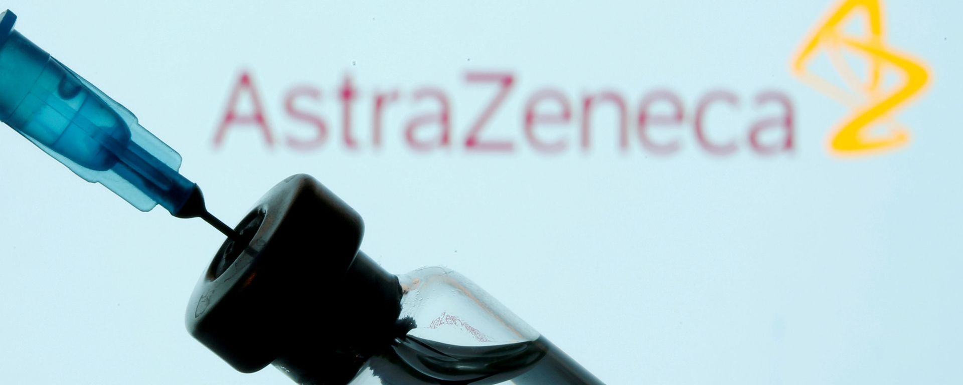 Un seringue sur fond de logo d'AstraZeneca - Sputnik Afrique, 1920, 21.02.2021