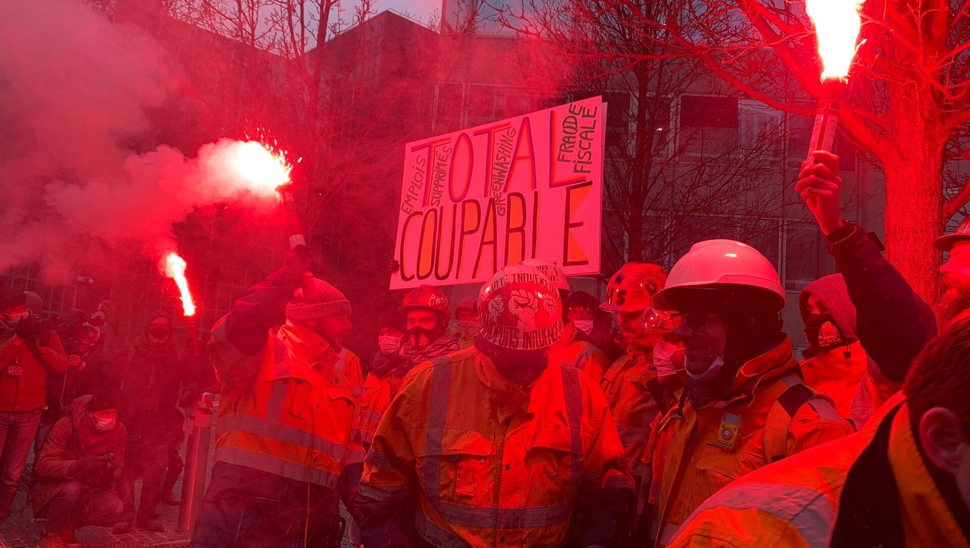Une action de contestation des salariés de la raffinerie de Grandpuits au pied du siège de Total, 9 février 2021  - Sputnik Afrique, 1920, 09.02.2021