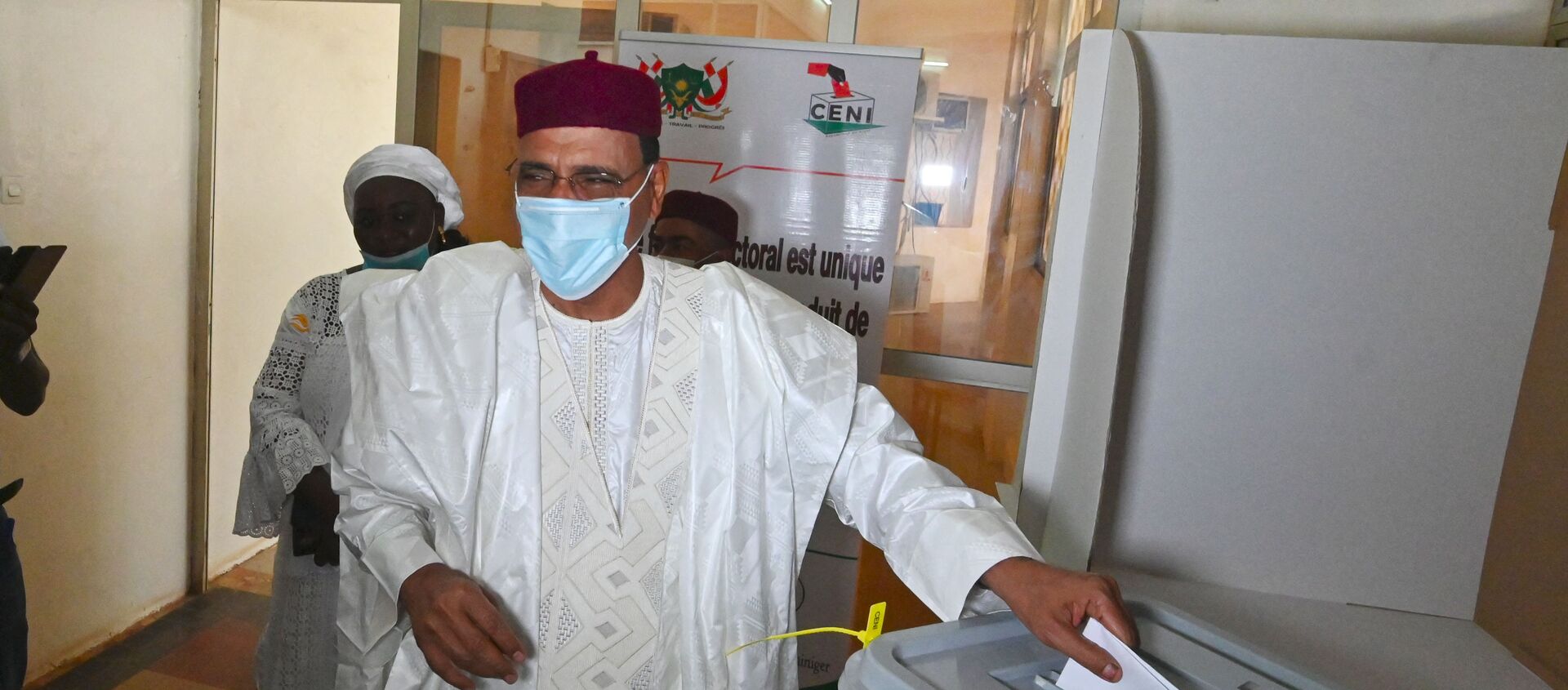 Le candidat à la présidentielle nigérienne Mohamed Bazoum en train de voter - Sputnik Afrique, 1920, 09.02.2021