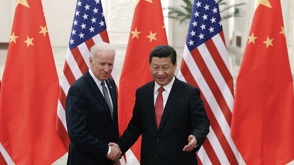 Xi Jinping et Joe Biden le 4 décembre 2013 à Pékin (AP Photo/Lintao Zhang) - Sputnik Afrique